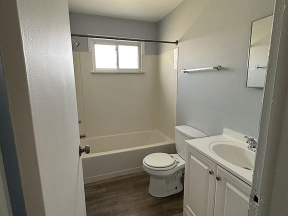 3rd image of 1465 Andrea St