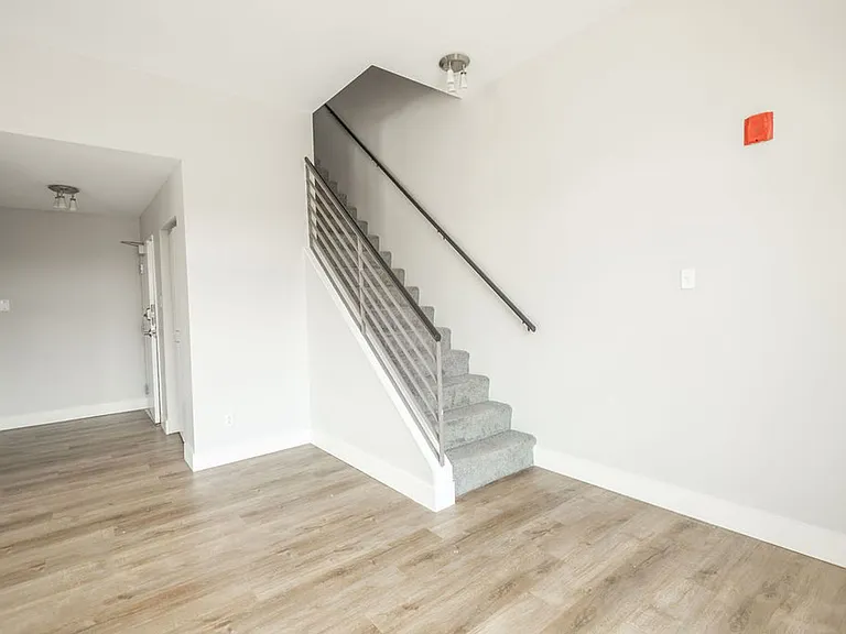 252 N Walnut St — Photo 4