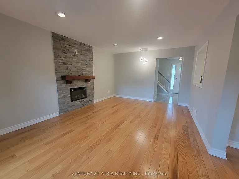 28 Holsworthy Cres — Photo 7