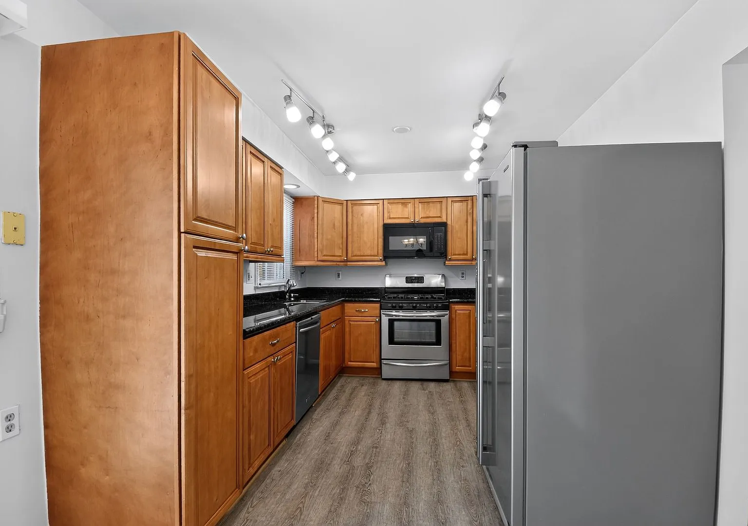 Welcome home to this light-filled, updated 4Bd/3.5Bth brick TH nestled in the sought-after Boniwo... — Photo 3