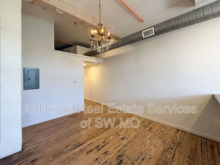 320 W Walnut St #203 — Photo 4