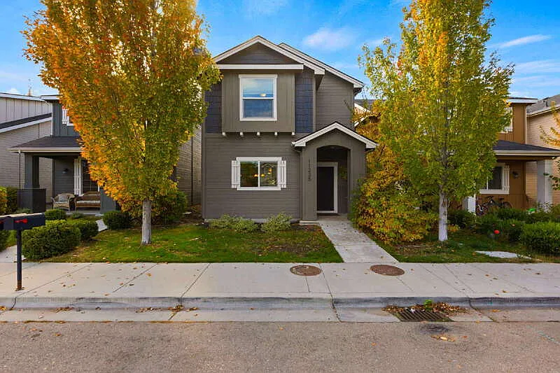 3 bed, 2.5 bath, 1704 sqft, $3,295 — Photo 2