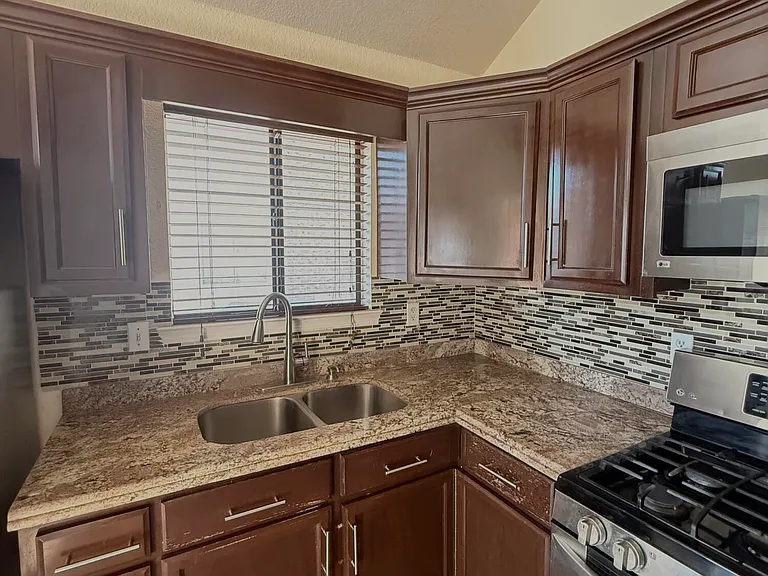 1884 Lyman Dutton Cir — Photo 5