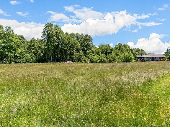 3rd image of 610 Skytop Farm Ln