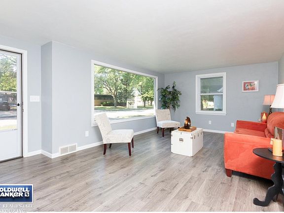 Spacious LR with natural light