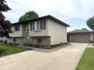 208 Locust Ave S, Hebron, IN 46341