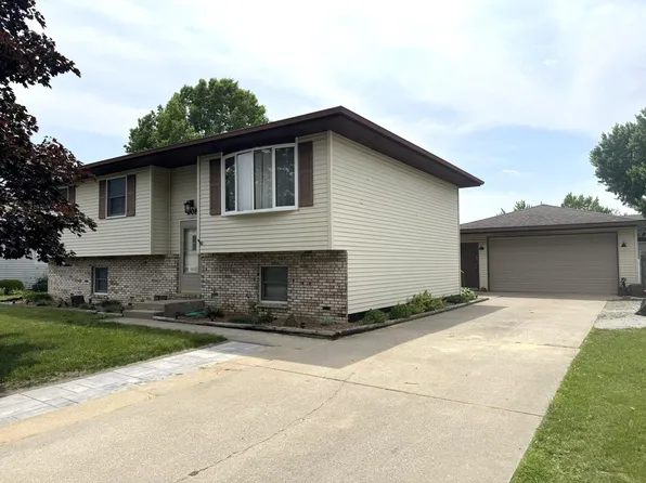208 Locust Ave S, Hebron, IN 46341