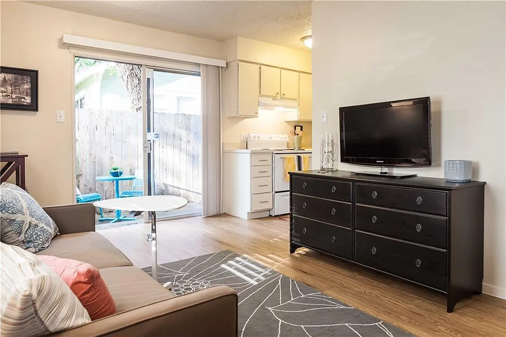 1 bed, 1.0 bath, 409 sqft, $975 — Photo 1