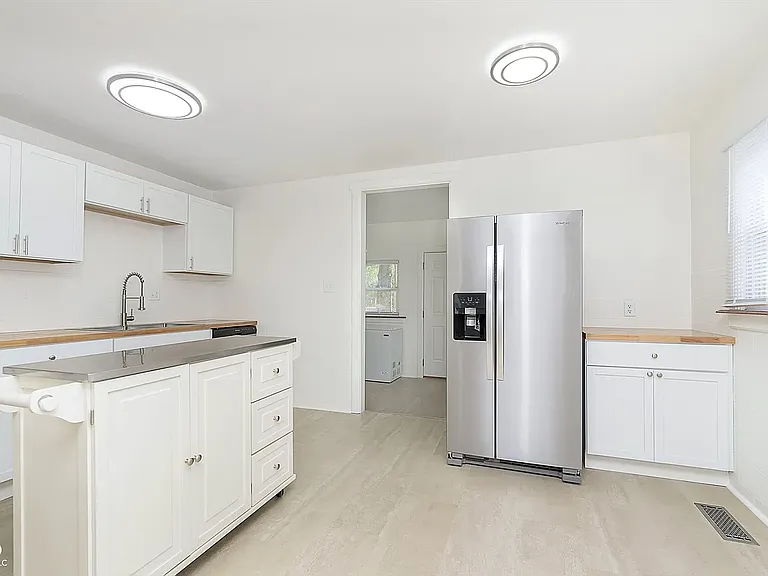 543 Leeds Ave — Photo 4