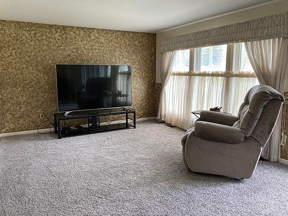 4th image of 2428 Diamond Dr