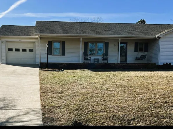 511 Darrell Ln, Hurt, VA 24563