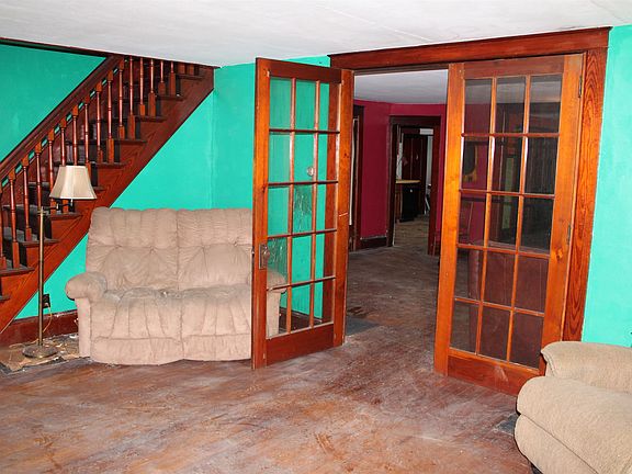 5th image of 127 Main Street