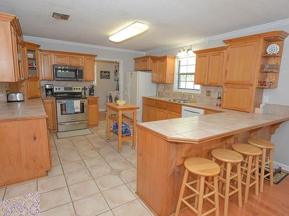 3rd image of 218 Maureen Dr