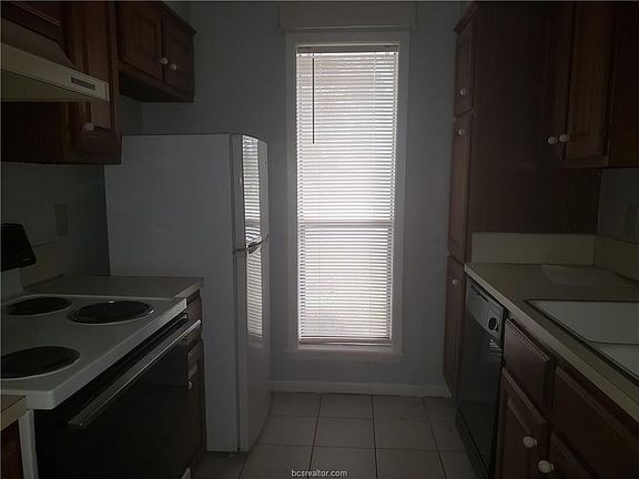 4th image of 1800 Holleman Dr #A