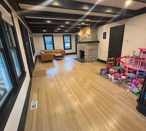 3rd image of 682 Woodgate Ave