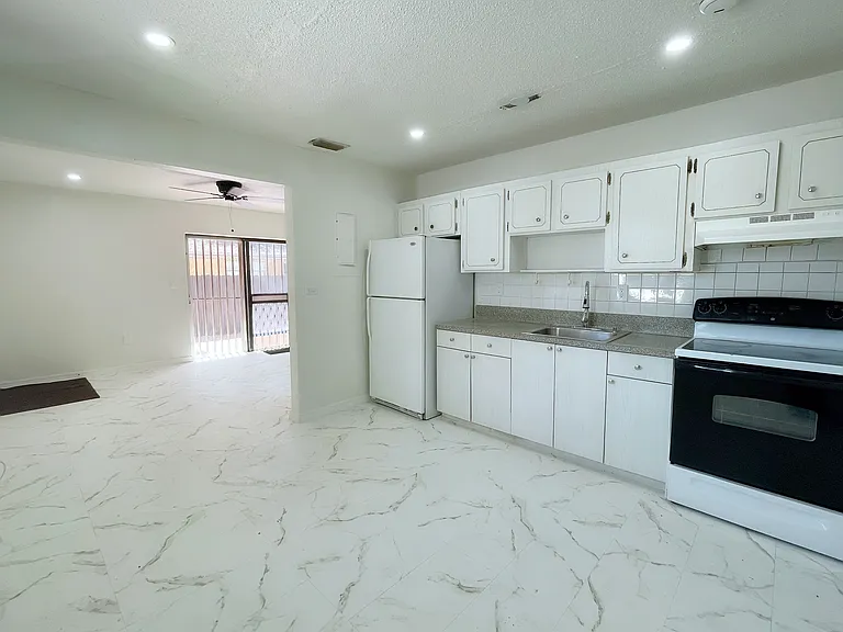 1556 NW 24th Ct — Photo 7