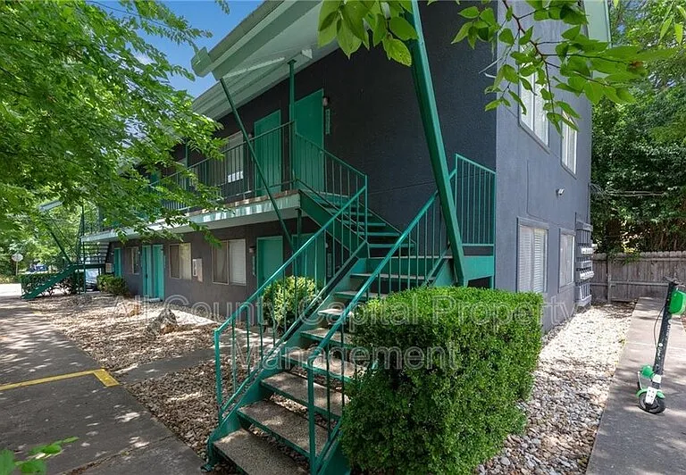502 W 35th St #205 — Photo 1