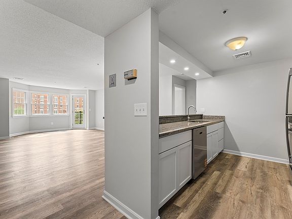5th image of 148 Main St APT C337