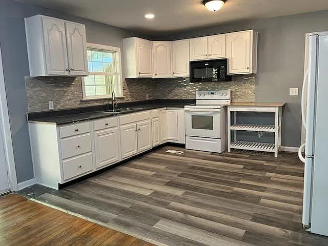 440 Lullwater Rd — Photo 3