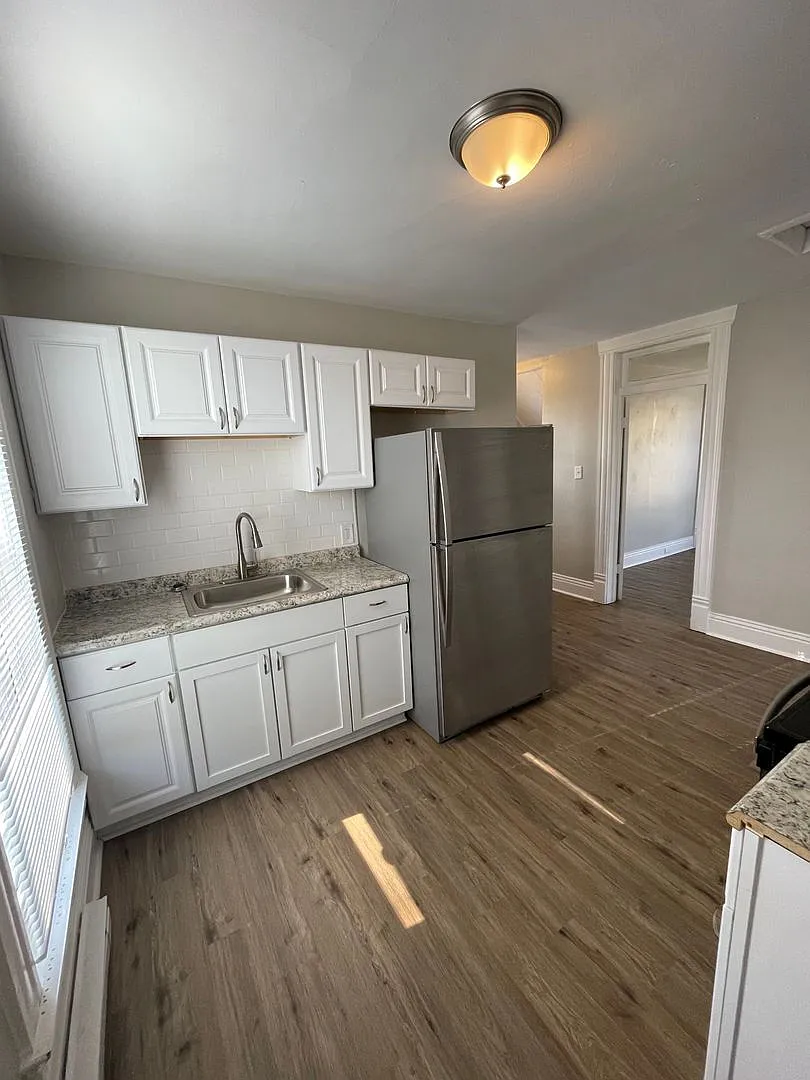 1201 Elizabeth St — Photo 3