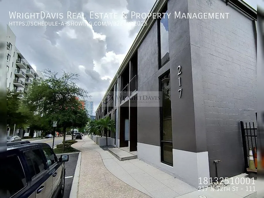 Stunning Channelside Lofts 1/1 — Photo 1