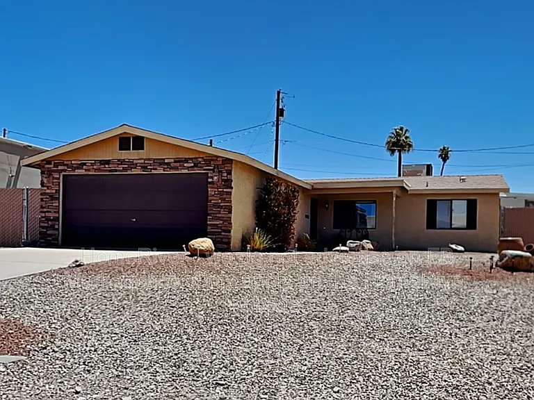2470 Huntington Dr — Photo 2