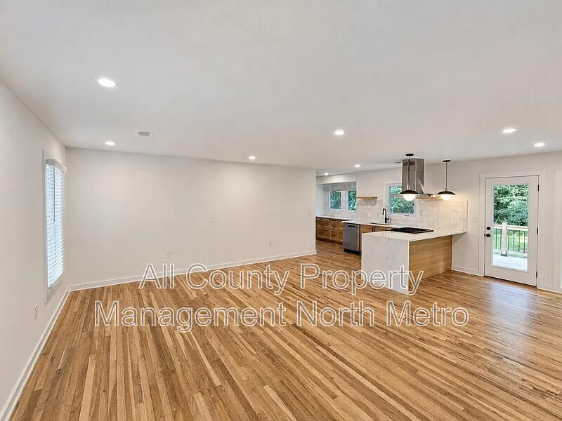 3 bed, 2.0 bath, 1553 sqft, $2,895 — Photo 2