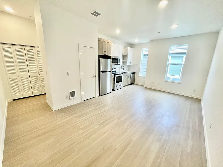 Greenwich Ave Apartments — Photo 7