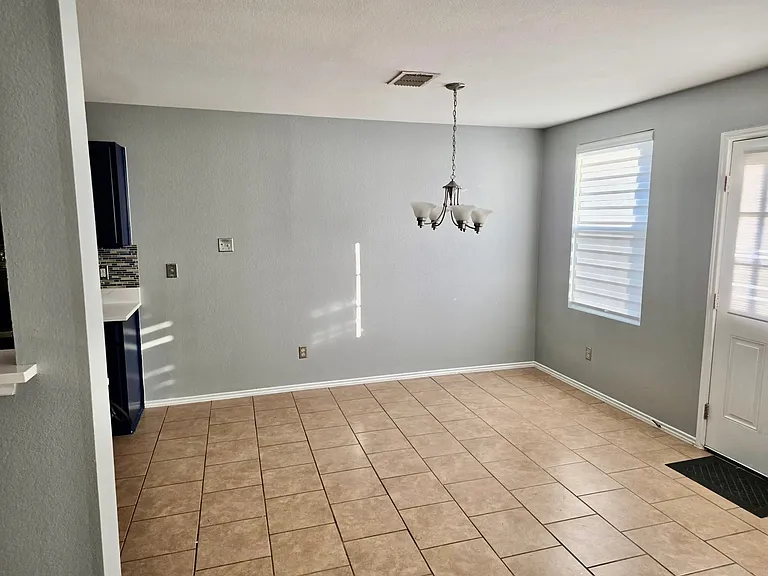 1217 Evergreen St — Photo 4