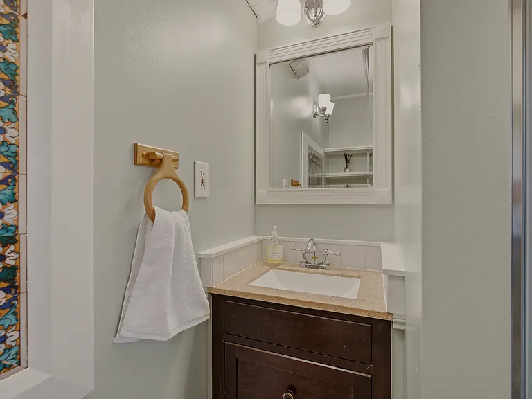 21 Clinton Ave — Photo 14