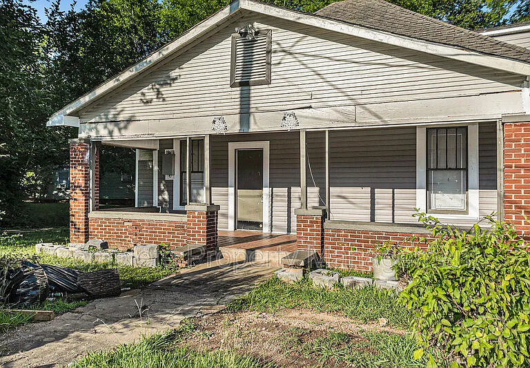 104 Henley St — Photo 1