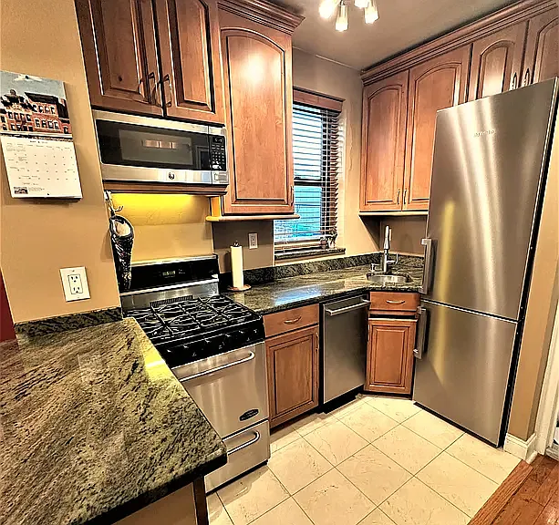 208 E 28th St #6L — Photo 3