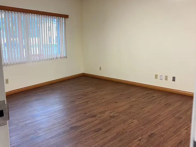 837 Old Country Rd — Photo 2