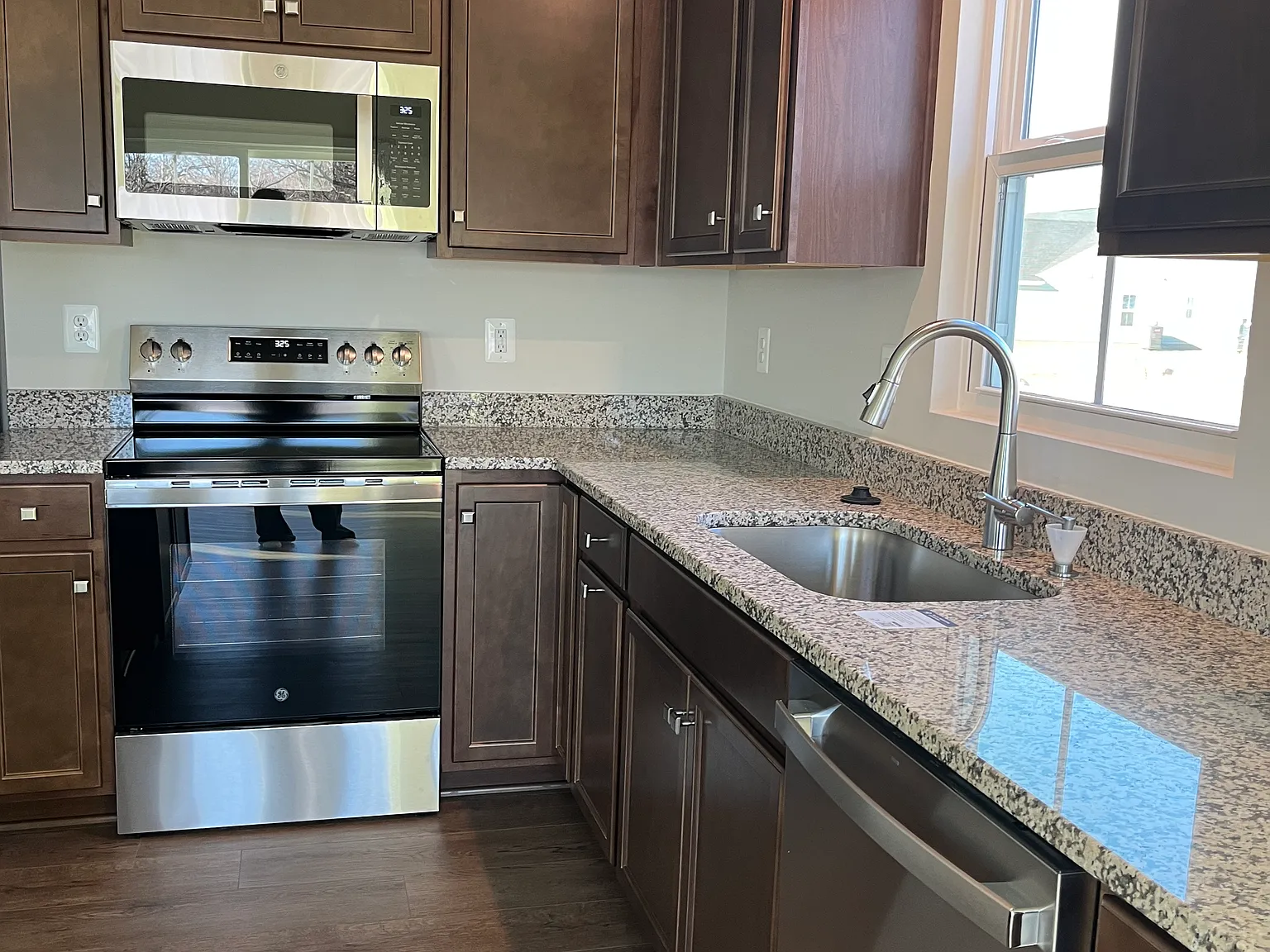 3 bed, 1350 sqft, $2,200 — Photo 3