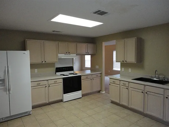 1000 Silverstone Ln — Photo 2