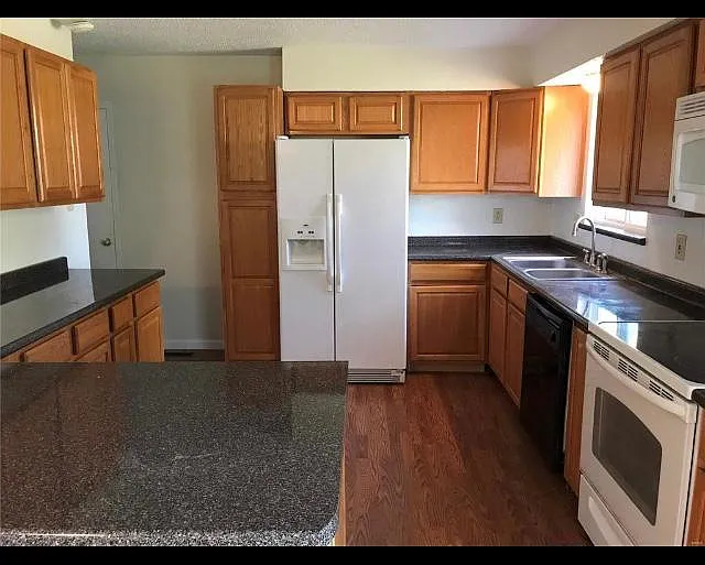 3982 Hawthorn Dr — Photo 3