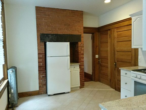 3rd image of 164 Fairfield Ave Unit 1