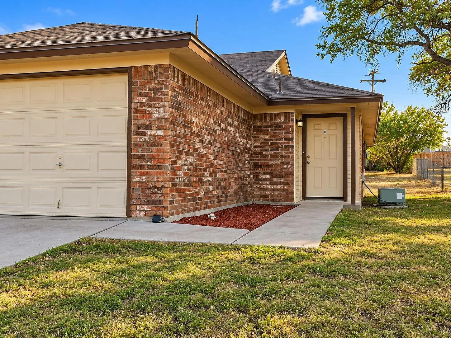 2 bed, 1.0 bath, 870 sqft, $1,300 — Photo 3