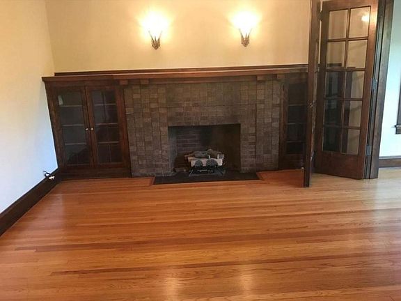 Gas fireplace with built in bookshelves