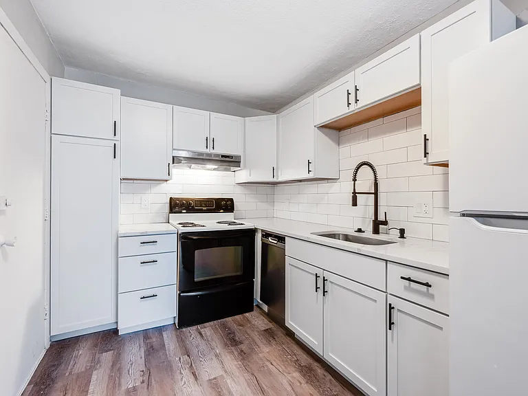 16 Waldemar Ave #206 — Photo 12