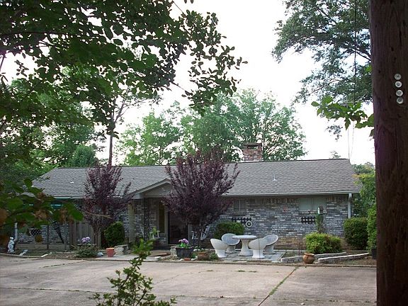 3rd image of 806 Charmaine Dr S