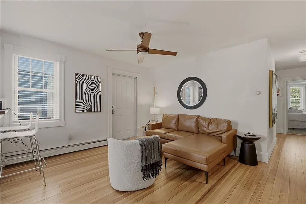 3 bed, 2.0 bath, 926 sqft, $3,300 — Photo 3