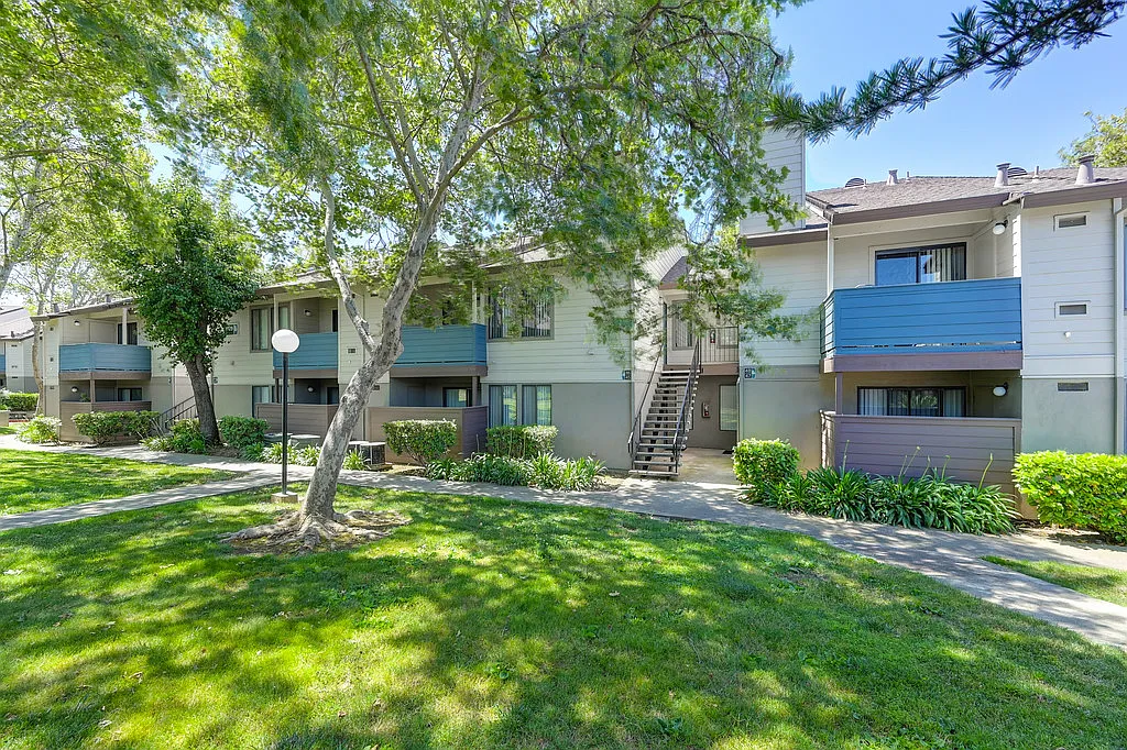 Heritage Oaks — Photo 2