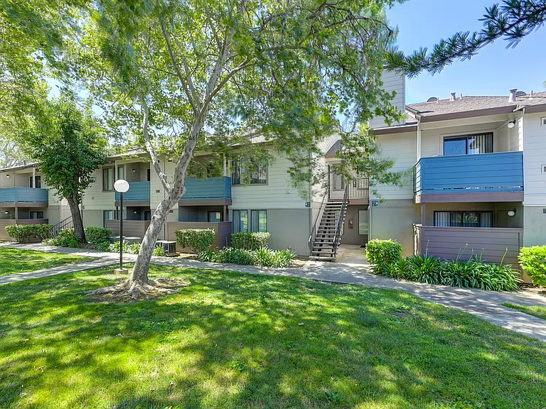 Heritage Oaks — Photo 2