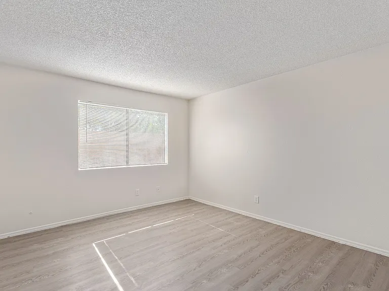 7211 N 54th Ave — Photo 16