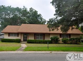 313 Cardinal Dr, Devine, TX 78016