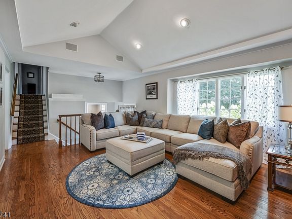 4th image of 96 Hillside Ave