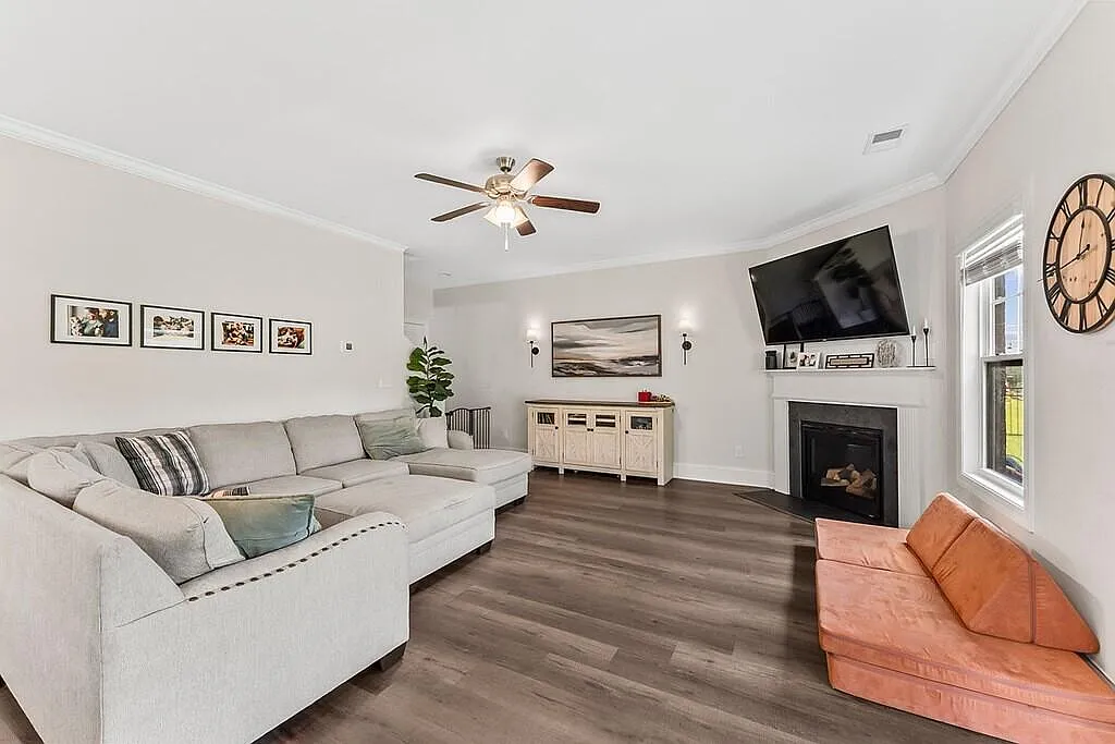 5 bed, 3.0 bath, 2341 sqft, $2,400 — Photo 3