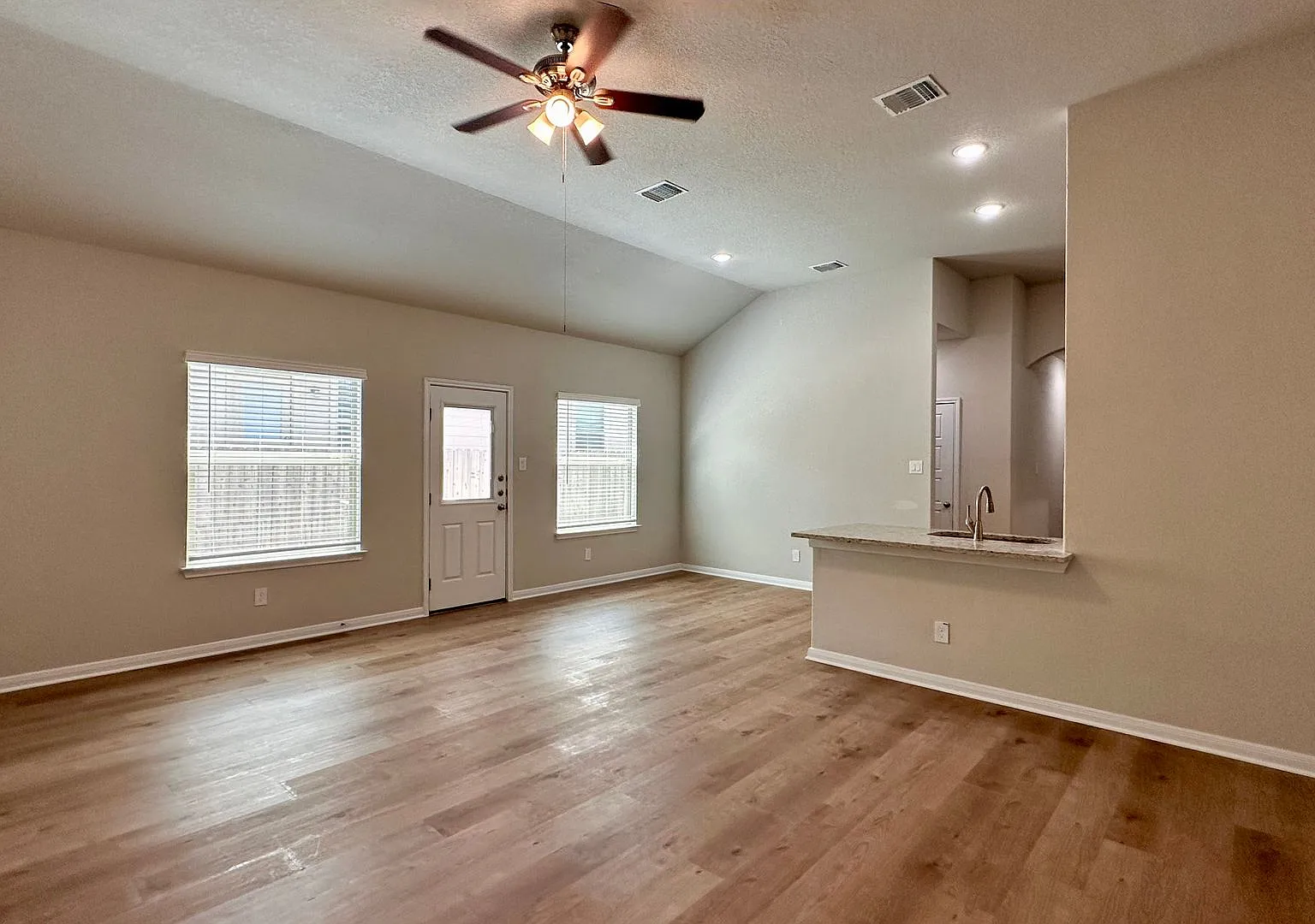 Luxury 3/2 duplex in NBTX — Photo 3