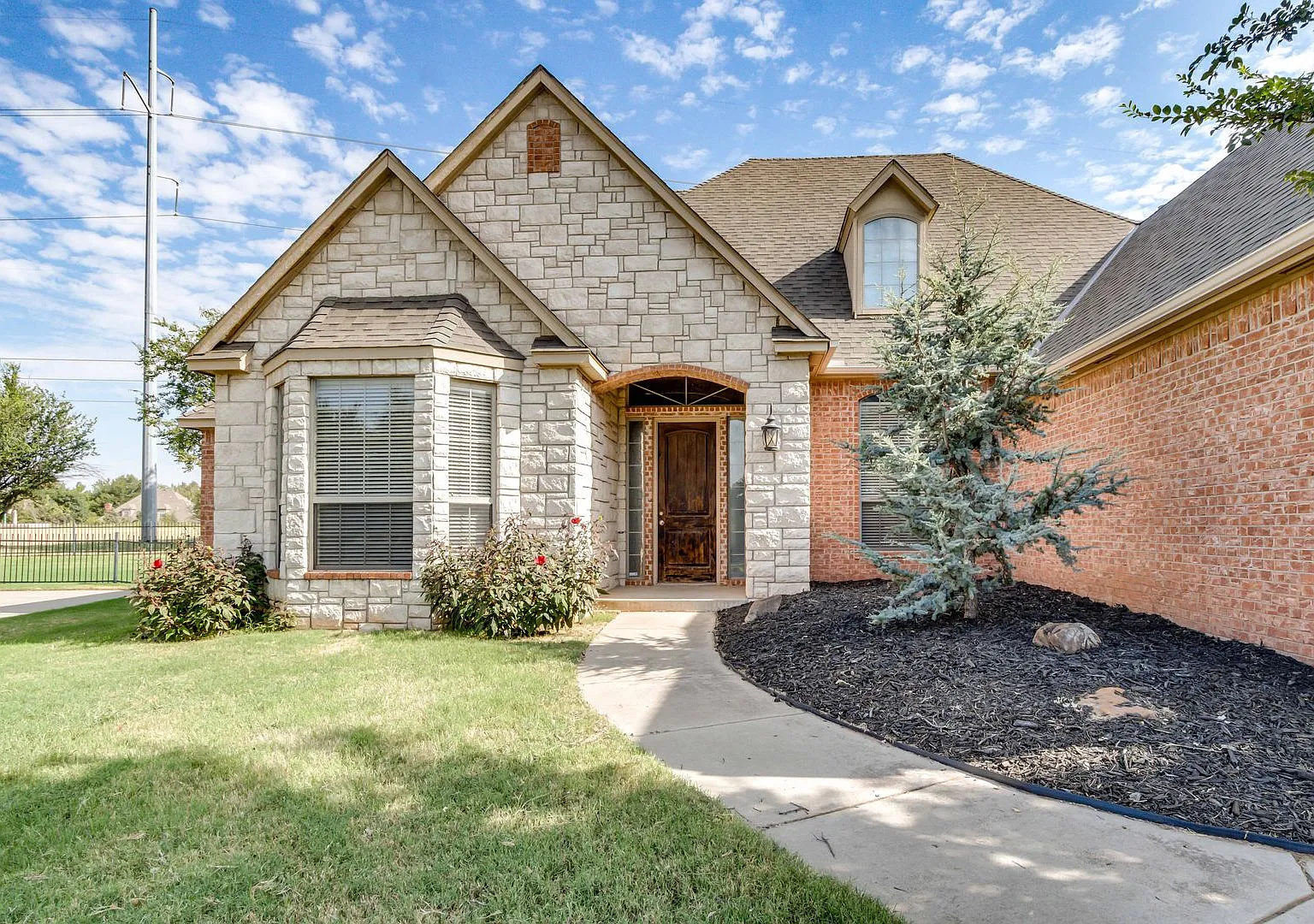 Beautiful 4Bedroom Home tucked away on a quiet cul-de-sac in Coffee Creek! Edmond Schools! Availa... — Photo 3